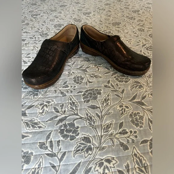 Klogs, metallic brown crocodile print, size 11 - Picture 3 of 7